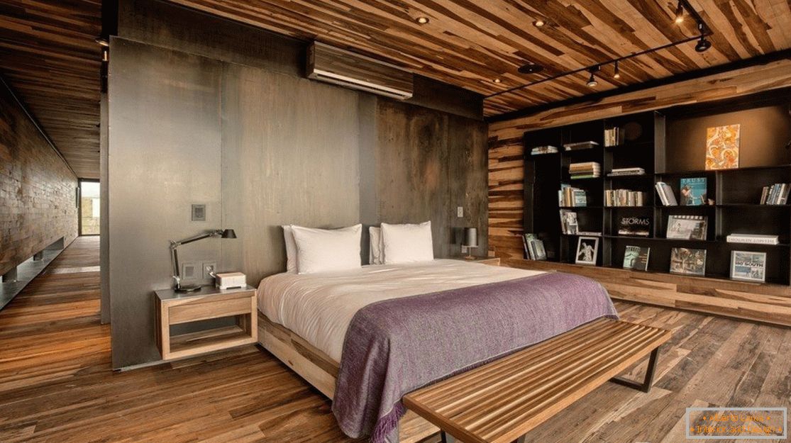 Pareti, pavimenti e soffitti sono rifiniti con pannelli di legno