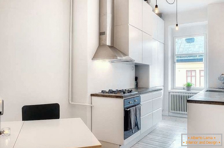 Elegante cucina di un piccolo appartamento in Svezia