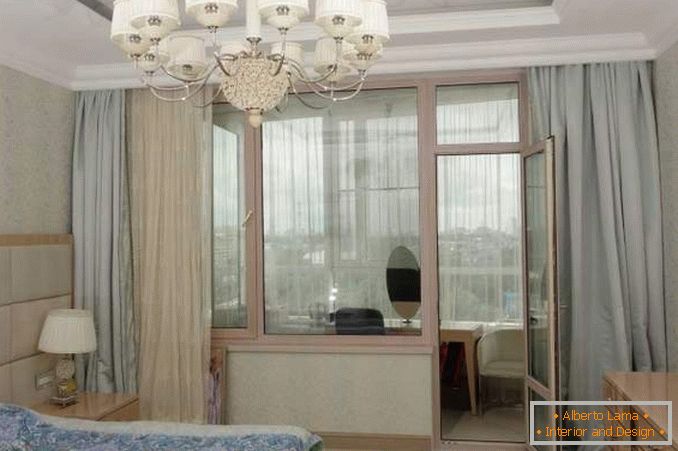 Camera da letto con balcone con finestre panoramiche - l'idea degli interni