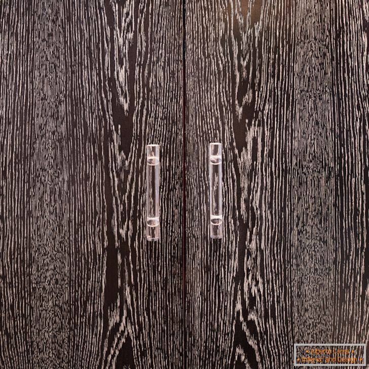 Porte dell'armadio in legno scuro