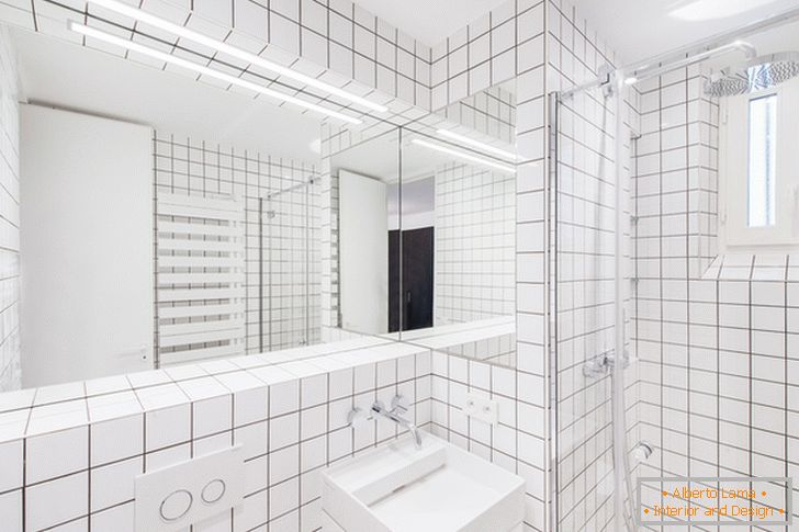 Grande specchio con illuminazione in bagno