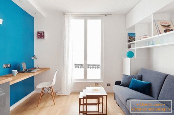 Muro blu in un appartamento bianco