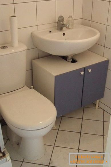 Piccolo lavabo in bagno