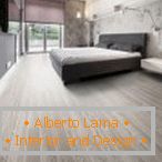 Camera da letto con pavimento in parquet di colori chiari