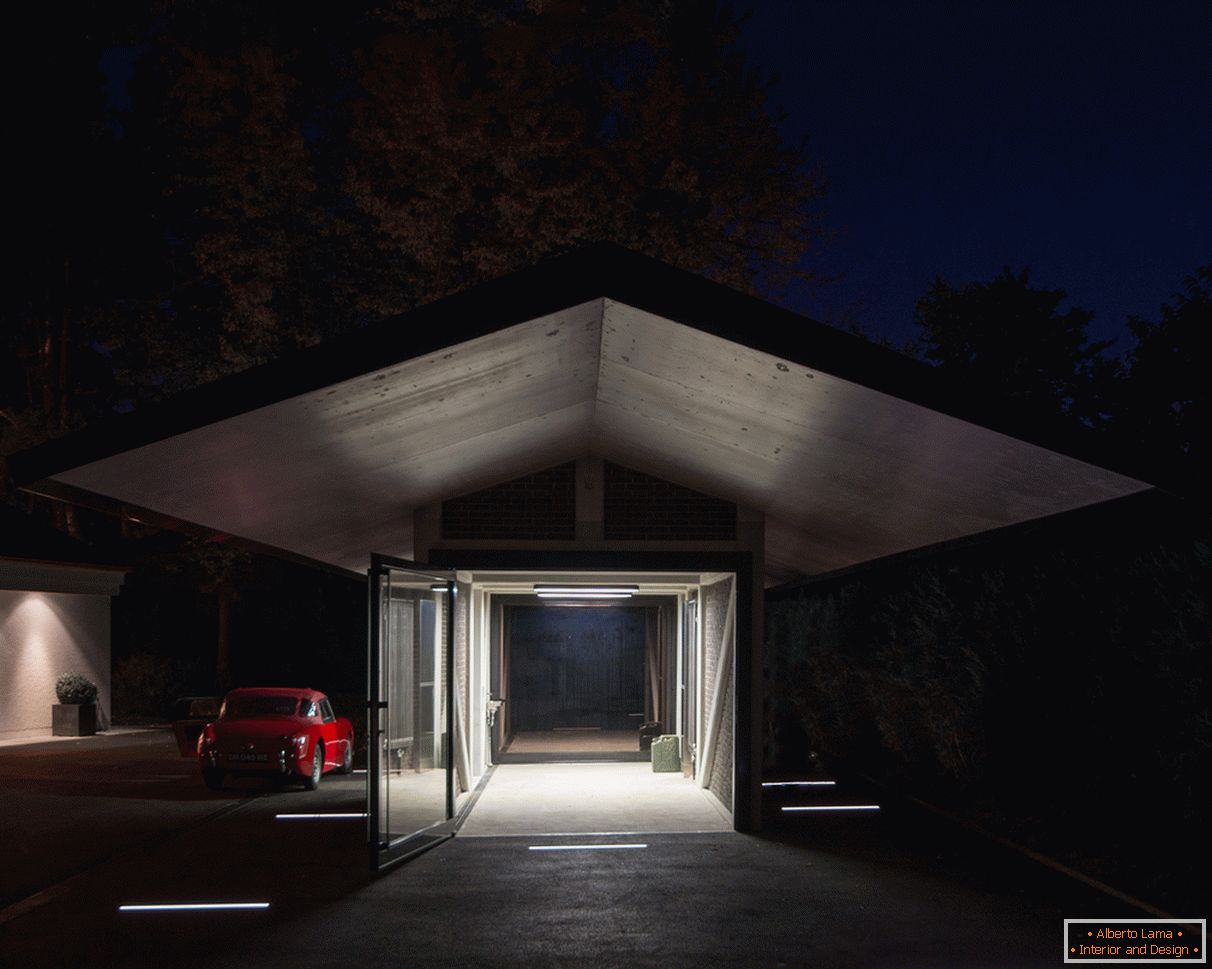 Illuminazione serale del garage con una tettoia