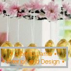 Lampadario di fiori e uova d'oro