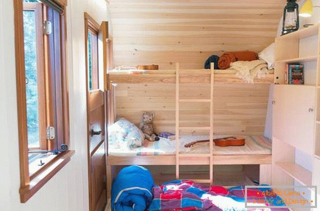 Una mini-casa confortevole: una foto dall'Ontario. Sezione estendibile sotto il letto