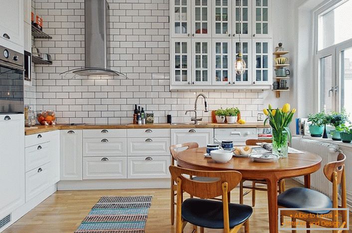 L'interno della cucina è realizzato in stile scandinavo, che si esprime in un design bianco e calmo. 