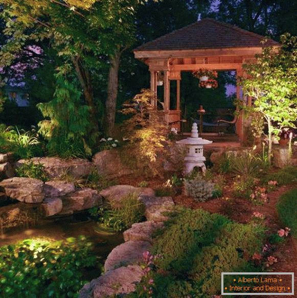 Stagno e gazebo nel design del giardino in stile giapponese