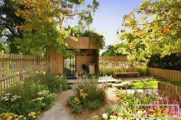 Progettazione di un giardino in stile abbandonato del 2016
