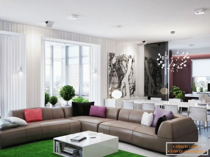Un comodo divano in stile Art Nouveau per un'area ricreativa di un ampio e luminoso soggiorno.