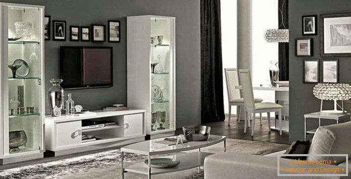 Eleganti mobili chiari contro un interno grigio chiaro.