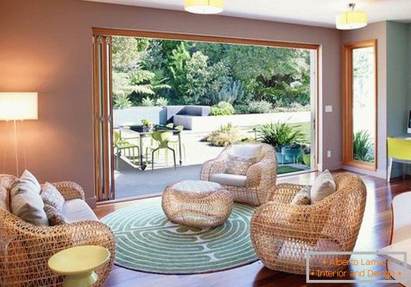 Moderni divani e poltrone in vimini nella foto del soggiorno
