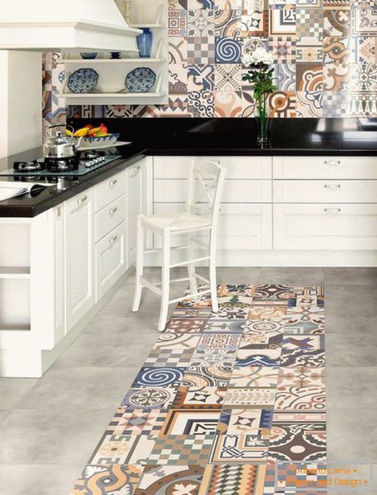 керамическая piastrelle della cucina sul pavimento
