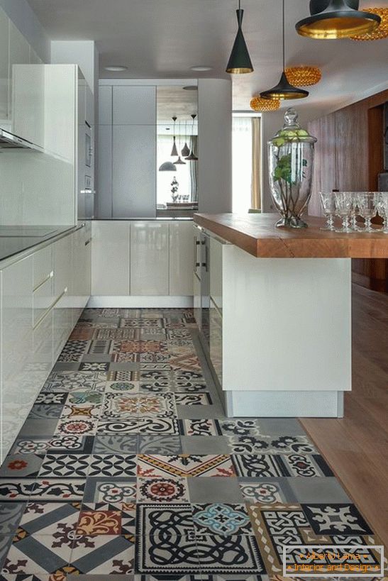керамическая piastrelle della cucina sul pavimento фото 1
