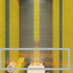 Mosaico giallo nel design della toilette