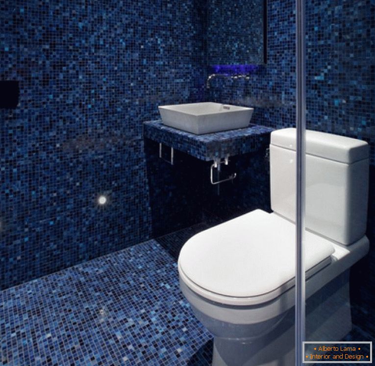 Mosaico blu nella progettazione della toilette