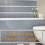 La combinazione di piastrelle e mosaici nel design della toilette