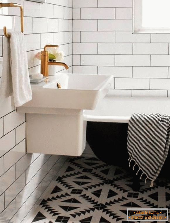 Piastrelle eleganti in bagno con motivi geometrici