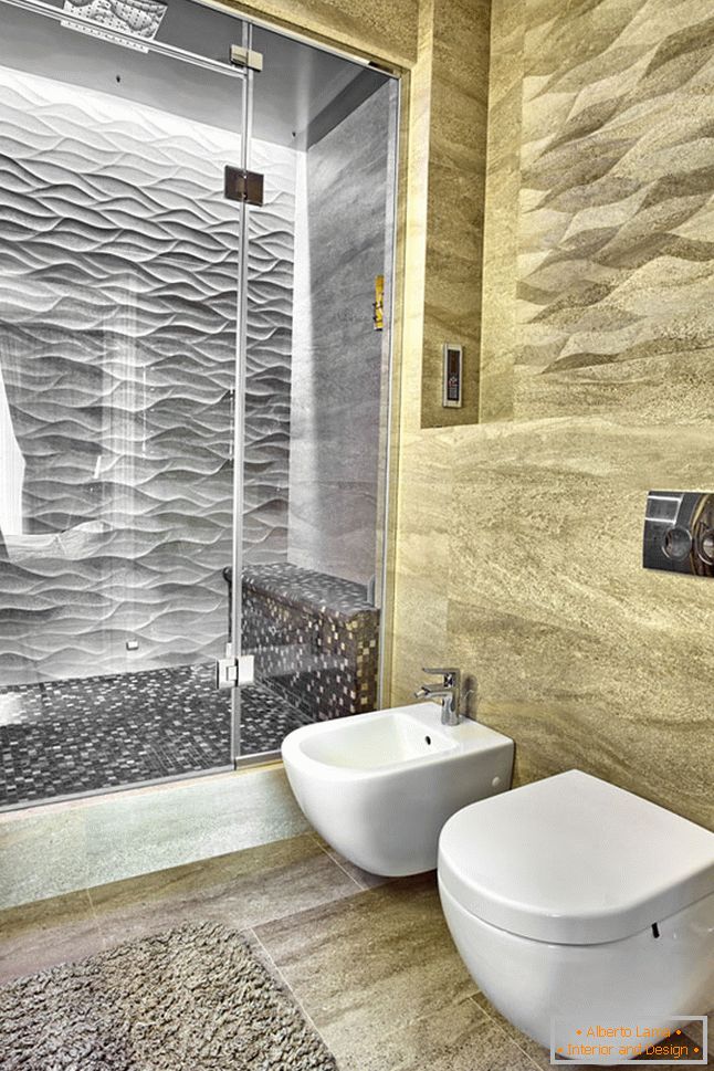 Interno del bagno combinato con il bagno