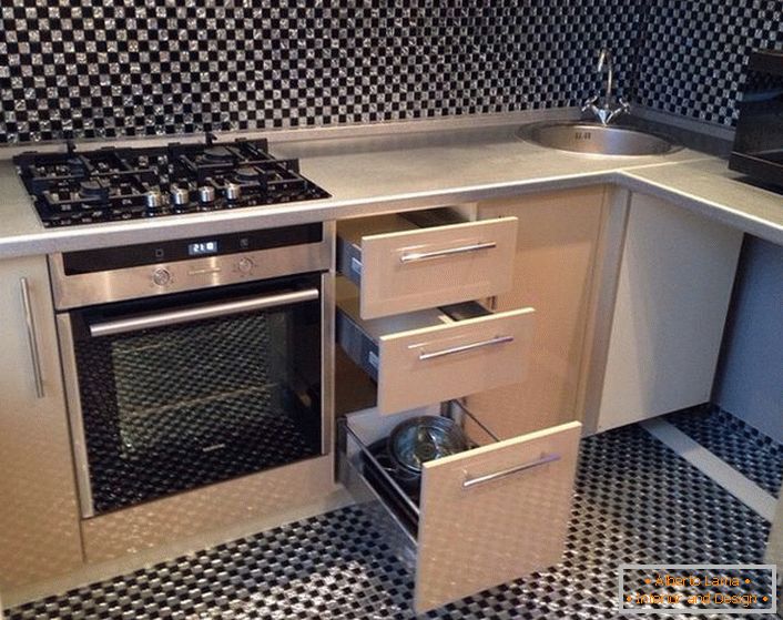 Arredamento confortevole e funzionale in una piccola cucina.