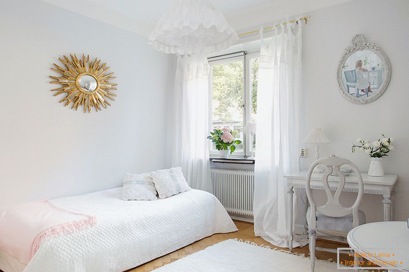 Camera da letto in colore bianco