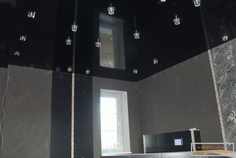nero-lucido-soffitto-in-bagno