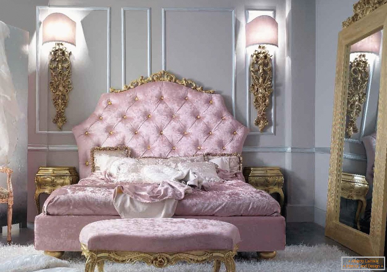 Camera da letto di una giovane ragazza in stile barocco. La vista è attratta da un grande specchio in una cornice dorata.