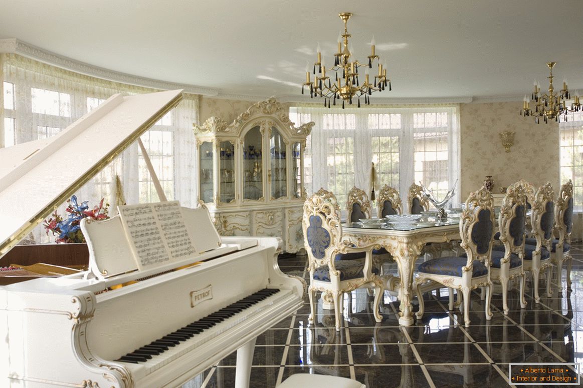 Una spaziosa sala da pranzo in stile barocco. Il proprietario di una casa di campagna, molto probabilmente, suona il pianoforte, che si adatta perfettamente al quadro generale degli interni.