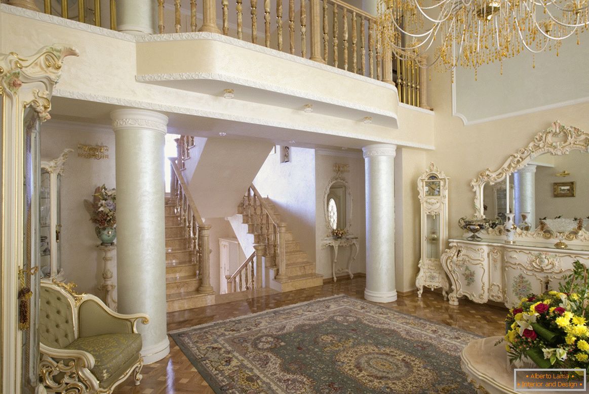 Il soggiorno in stile barocco è notevole per le colonne con un piccolo balcone di recitazione al secondo piano.