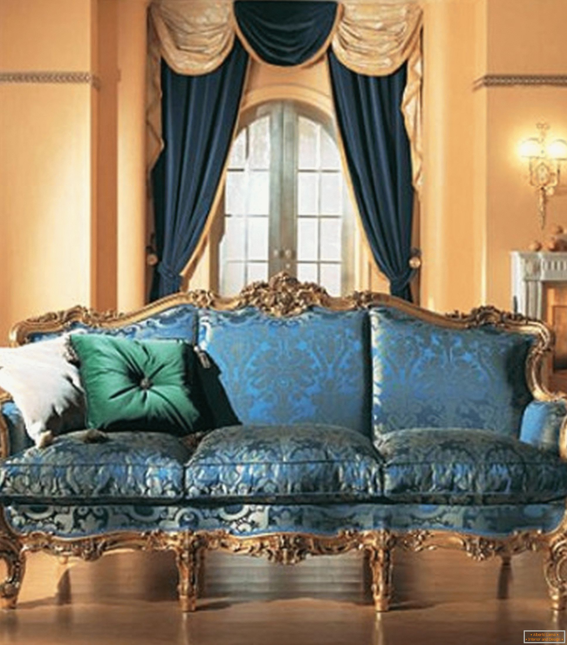 La combinazione di colori contrastanti nella decorazione del soggiorno in stile barocco.