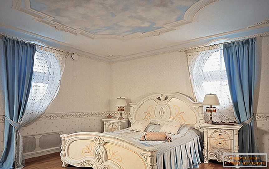 Camera da letto contenuta in stile neo-barocco.