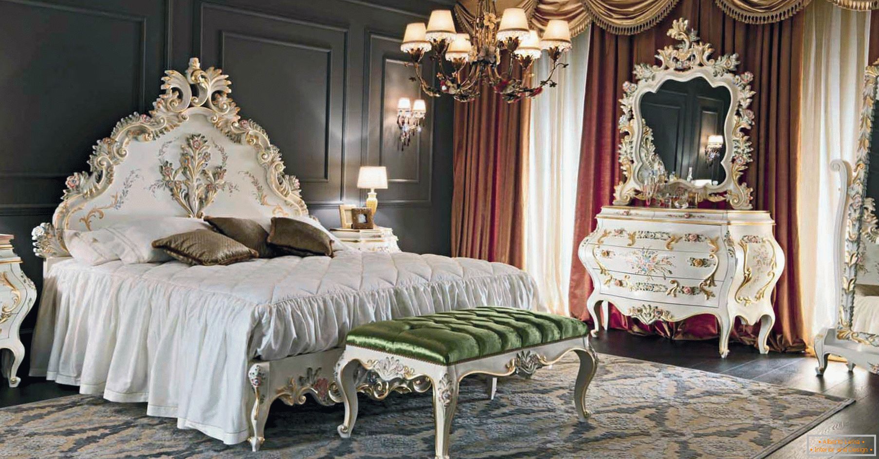 Per decorare la camera da letto, è stato usato un contrasto di colori marrone scuro, oro, rosso e bianco. I mobili sono selezionati secondo lo stile del barocco.
