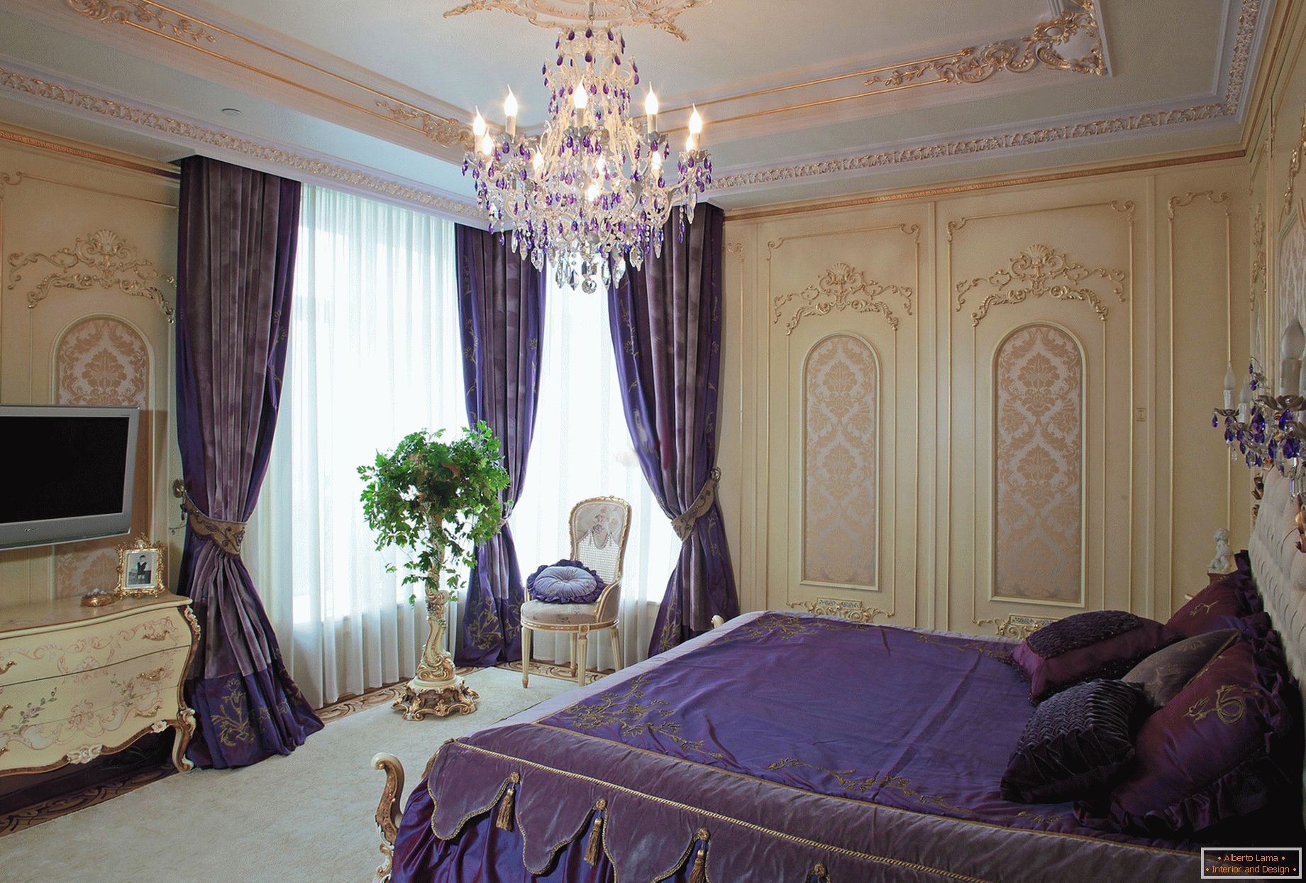 Elegante camera da letto in stile barocco. Un concetto di design sottile: le tende viola scuro si combinano con le lenzuola abbinate al tono.