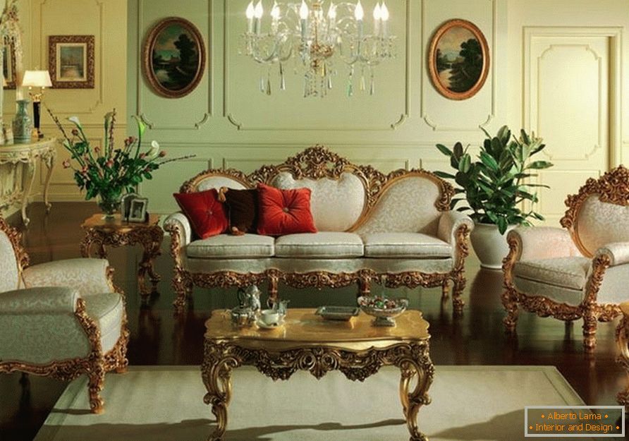 La camera degli ospiti è in delicati toni verde oliva. Mobili con schienali e gambe scolpite sono abbinati secondo lo stile del barocco.