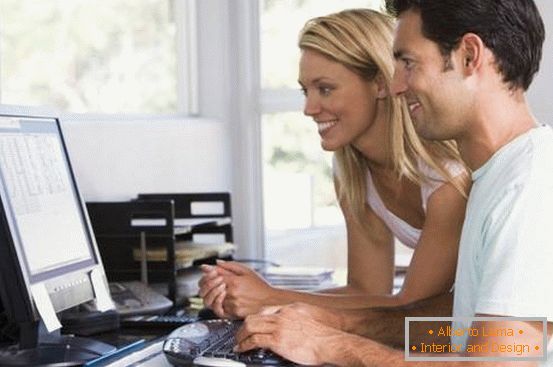 uomo e donna sul computer a casa