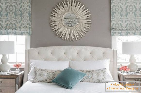 cuscini decorativi sul letto,