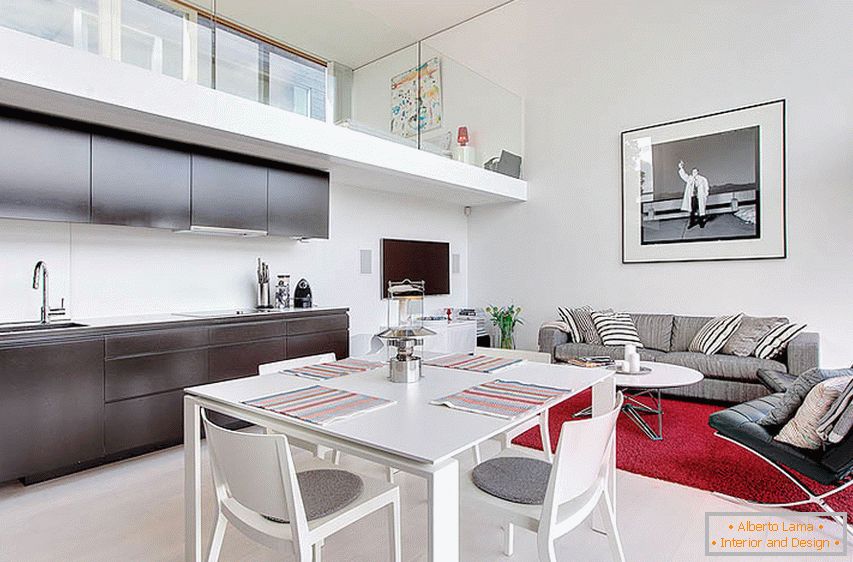 Cucina e soggiorno in un appartamento su due livelli