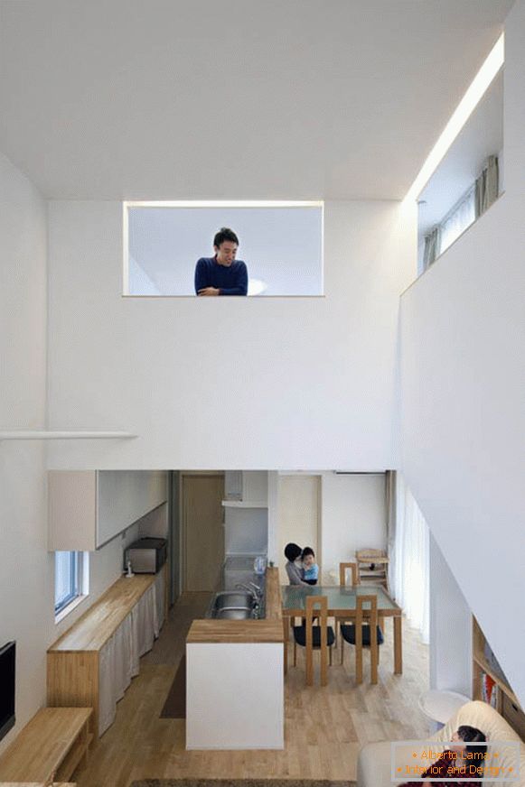 Balconi interni in un appartamento a due livelli