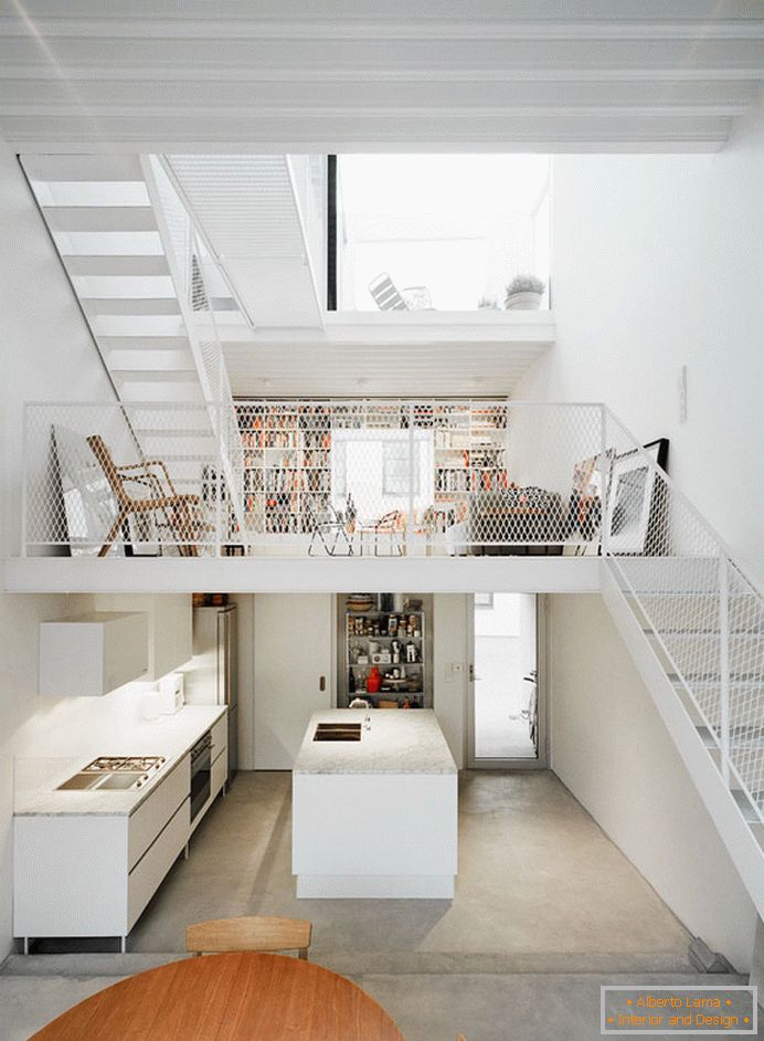 Appartamento a due livelli in colore bianco