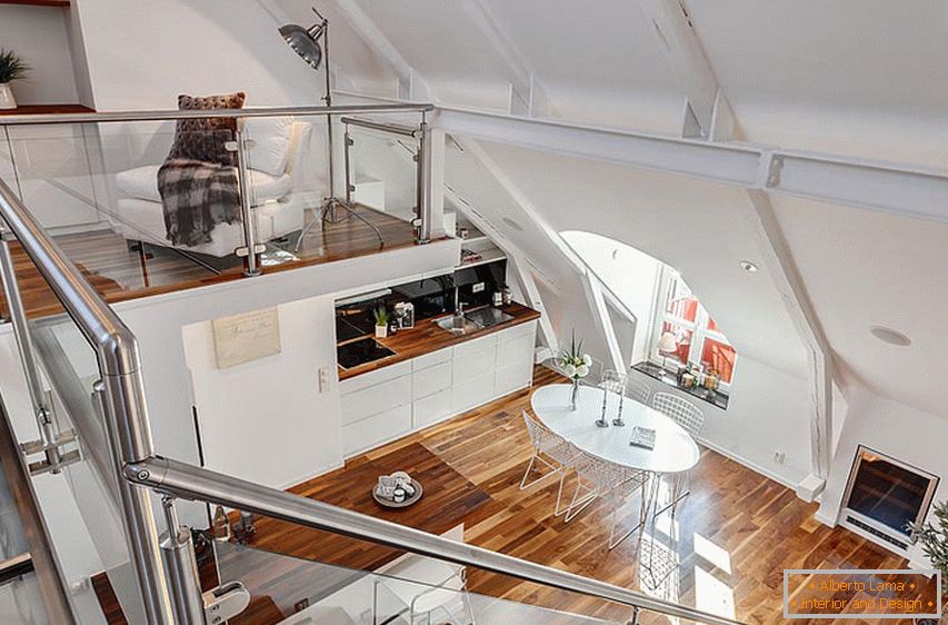 Pavimento in legno in un appartamento bianco su due livelli