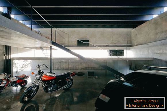 Motocicletta all'interno di un garage domestico