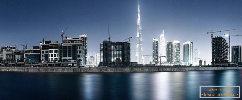Dubai in costruzione nell'illuminazione notturna