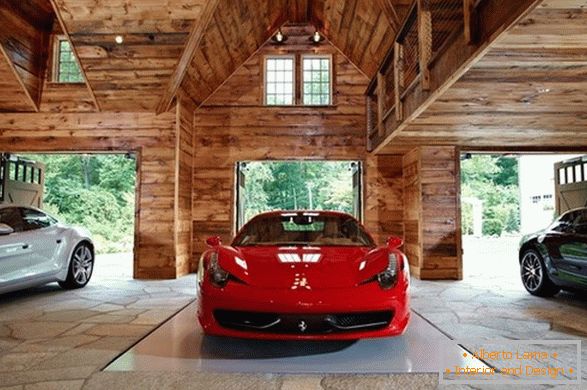 Auto di lusso in un garage in legno
