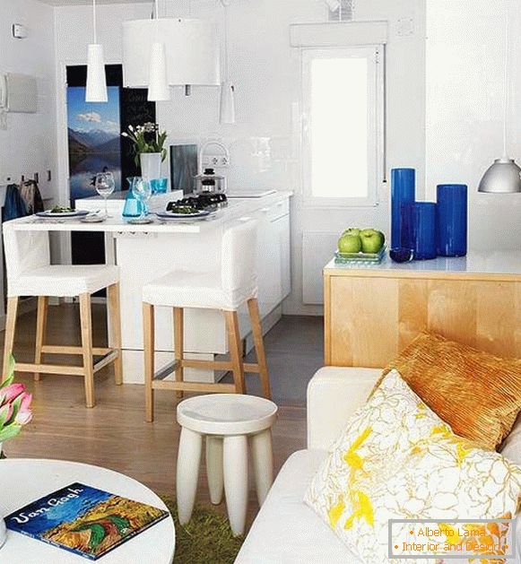Cucina bianca nel soggiorno di un piccolo appartamento in Spagna