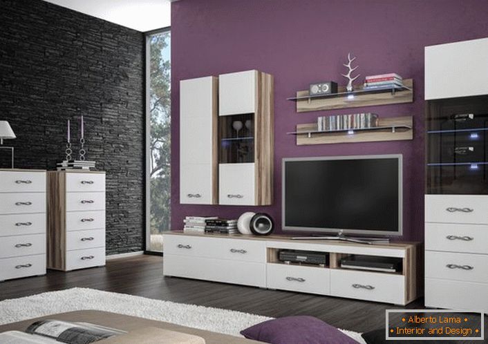 Un esempio della varietà di possibilità è il posizionamento di mobili modulari nel soggiorno. 