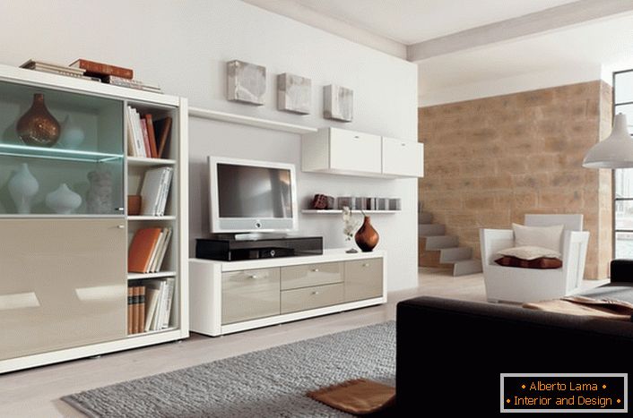 L'utilizzo di mobili modulari in un salotto moderno non sovraccarica lo spazio della stanza.