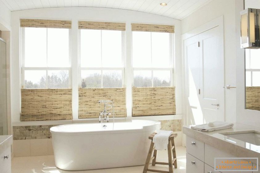 Bagno costoso con materiali naturali e ampie finestre
