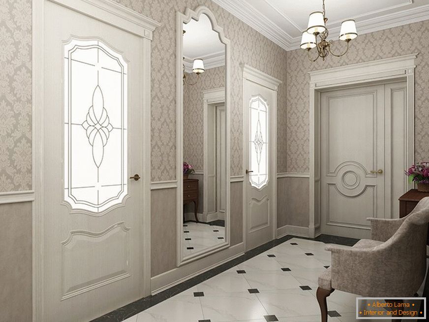 Pareti chiare nel corridoio in stile classico