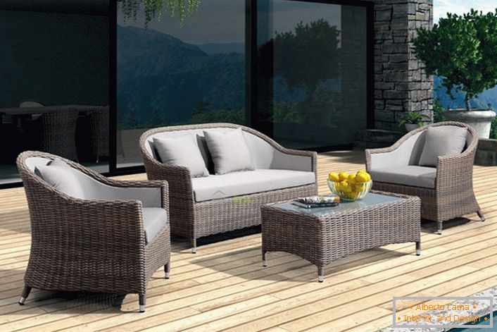 I mobili realizzati in rattan artificiale sono creati per ampie terrazze all'aperto.
